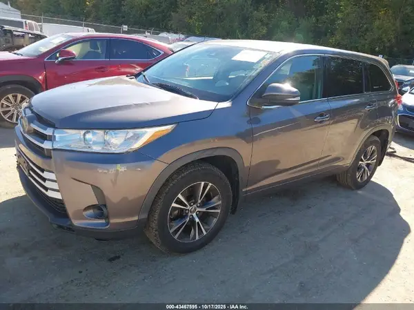 5TDBZRFH3JS498564 2018 TOYOTA HIGHLANDER - Image 2