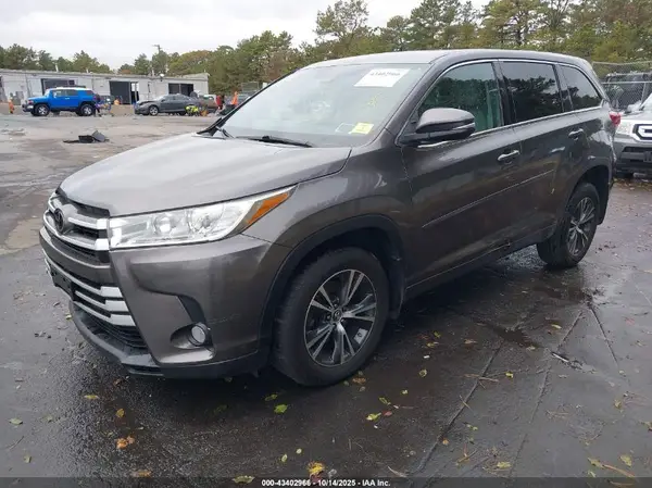 5TDBZRFH3JS874700 2018 TOYOTA HIGHLANDER - Image 2