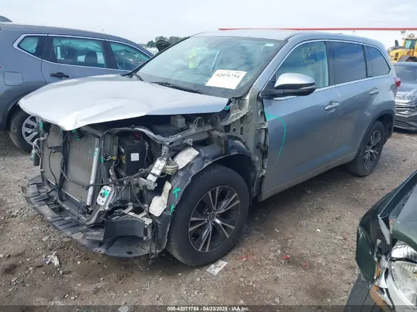 5TDBZRFH3JS900597 2018 TOYOTA HIGHLANDER - Image 2