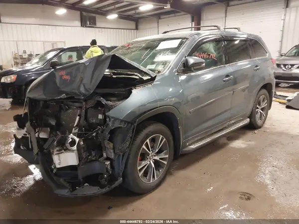 5TDBZRFH3JS906139 2018 TOYOTA HIGHLANDER - Image 2