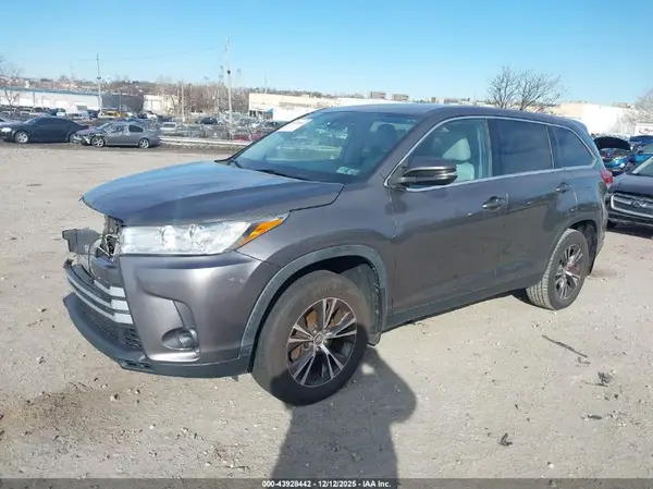 5TDBZRFH3KS729075 2019 TOYOTA HIGHLANDER - Image 2