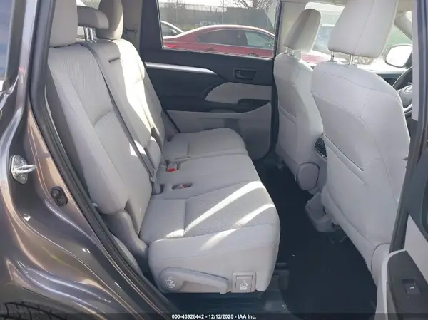 5TDBZRFH3KS729075 2019 TOYOTA HIGHLANDER - Image 8