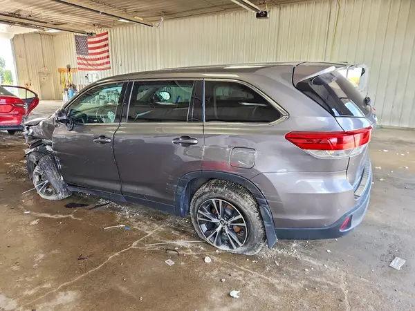 5TDBZRFH3KS977777 2019 TOYOTA HIGHLANDER - Image 2
