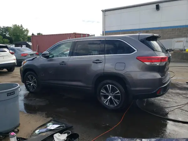 5TDBZRFH4HS417856 2017 TOYOTA HIGHLANDER - Image 2