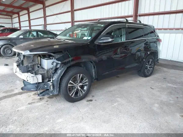 5TDBZRFH4HS445057 2017 TOYOTA HIGHLANDER - Image 2