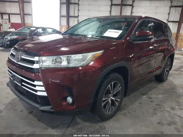 5TDBZRFH4JS807135 2018 TOYOTA HIGHLANDER - Image 2