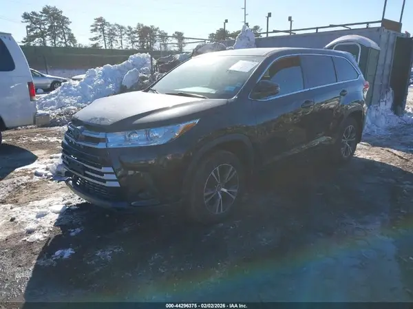5TDBZRFH4JS820760 2018 TOYOTA HIGHLANDER - Image 2