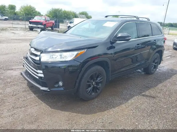 5TDBZRFH4JS840247 2018 TOYOTA HIGHLANDER - Image 2
