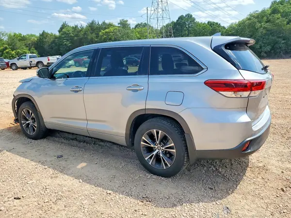 5TDBZRFH4JS878769 2018 TOYOTA HIGHLANDER - Image 2
