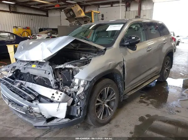 5TDBZRFH5HS377917 2017 TOYOTA HIGHLANDER - Image 2