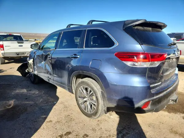 5TDBZRFH5HS403061 2017 TOYOTA HIGHLANDER - Image 2