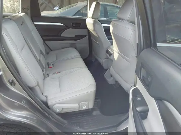 5TDBZRFH5HS443592 2017 TOYOTA HIGHLANDER - Image 8