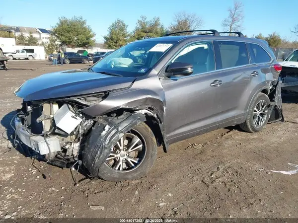 5TDBZRFH5HS445987 2017 TOYOTA HIGHLANDER - Image 2