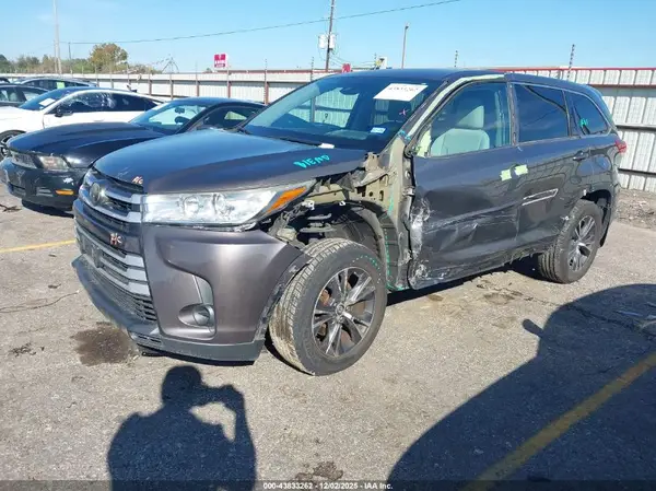 5TDBZRFH5HS447450 2017 TOYOTA HIGHLANDER - Image 2