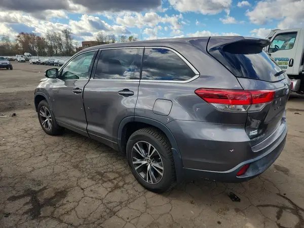 5TDBZRFH5JS902075 2018 TOYOTA HIGHLANDER - Image 2