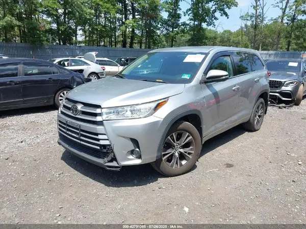 5TDBZRFH5JS908264 2018 TOYOTA HIGHLANDER - Image 2