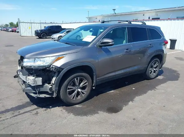 5TDBZRFH5KS712570 2019 TOYOTA HIGHLANDER - Image 2