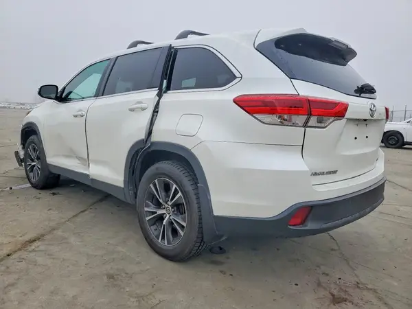 5TDBZRFH5KS745858 2019 TOYOTA HIGHLANDER - Image 2