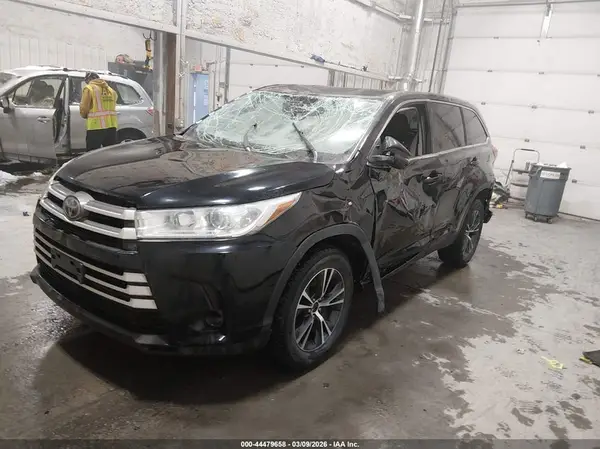 5TDBZRFH5KS962066 2019 TOYOTA HIGHLANDER - Image 2
