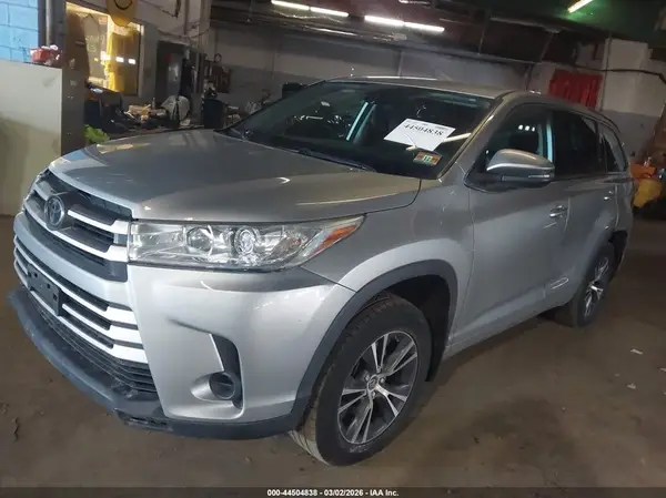 5TDBZRFH6JS493049 2018 TOYOTA HIGHLANDER - Image 2