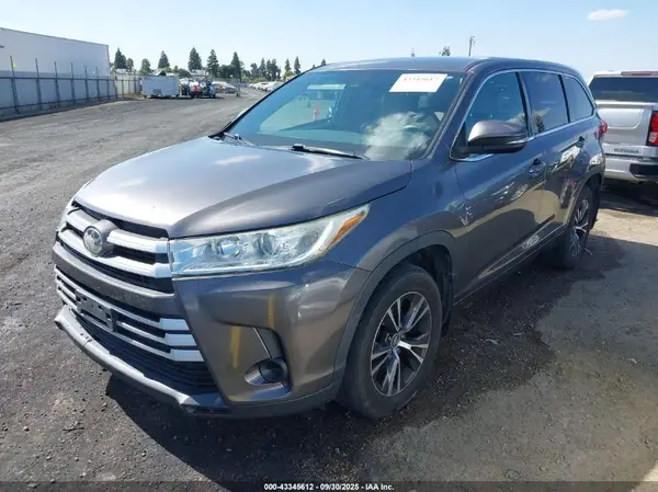5TDBZRFH6JS814877 2018 TOYOTA HIGHLANDER - Image 2
