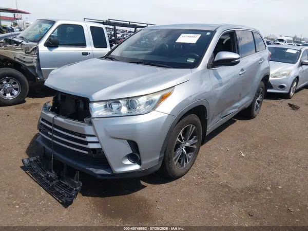 5TDBZRFH6JS821523 2018 TOYOTA HIGHLANDER - Image 2