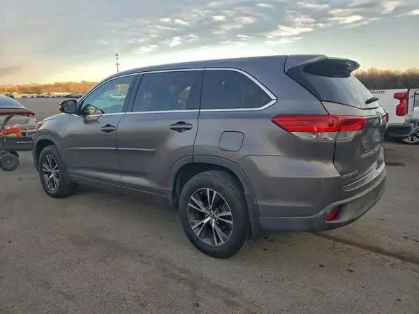5TDBZRFH6JS827970 2018 TOYOTA HIGHLANDER - Image 2