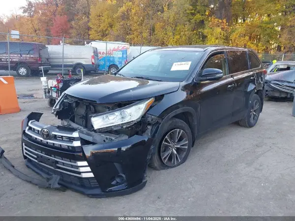 5TDBZRFH6JS829332 2018 TOYOTA HIGHLANDER - Image 2