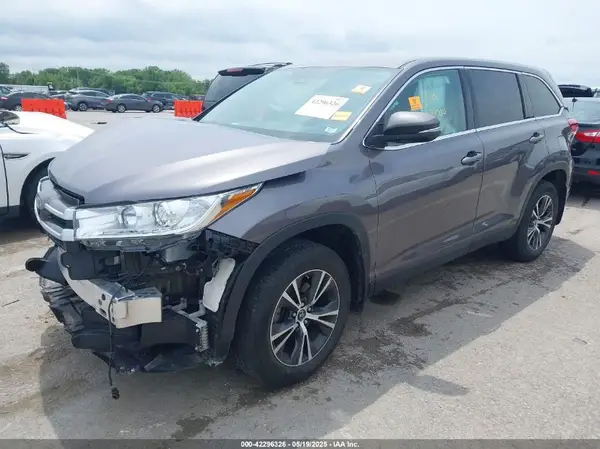 5TDBZRFH6KS718068 2019 TOYOTA HIGHLANDER - Image 2