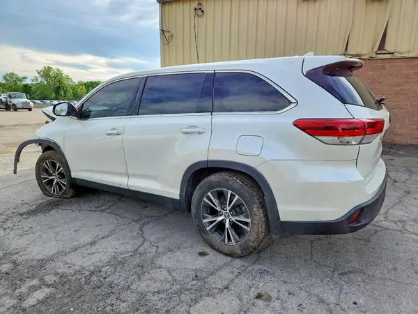 5TDBZRFH6KS993214 2019 TOYOTA HIGHLANDER - Image 2