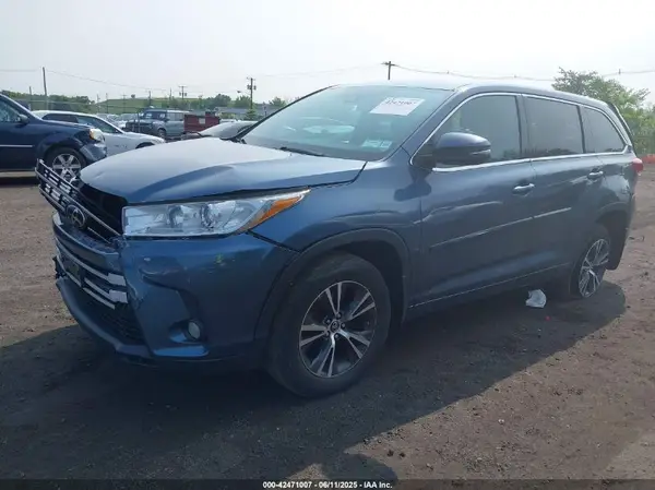 5TDBZRFH7HS360925 2017 TOYOTA HIGHLANDER - Image 2