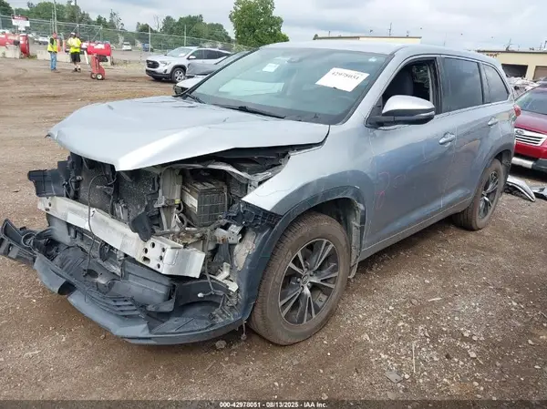 5TDBZRFH7HS388188 2017 TOYOTA HIGHLANDER - Image 2