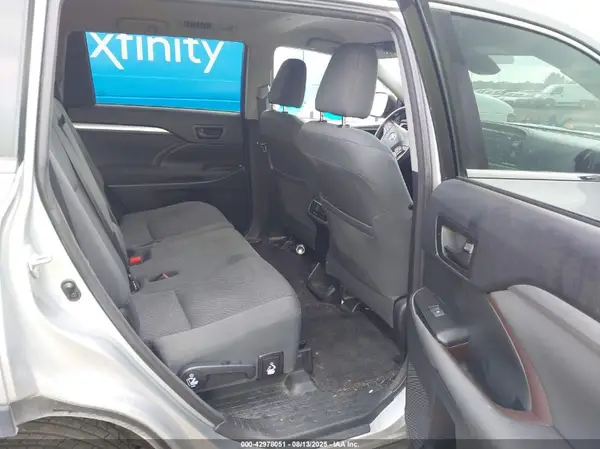 5TDBZRFH7HS388188 2017 TOYOTA HIGHLANDER - Image 8