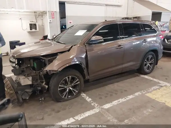 5TDBZRFH7JS492041 2018 TOYOTA HIGHLANDER - Image 2