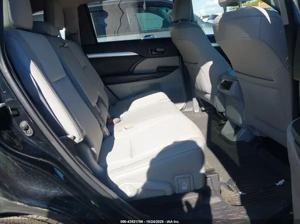 5TDBZRFH7JS497059 2018 TOYOTA HIGHLANDER - Image 8