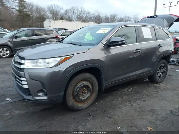 5TDBZRFH7JS872108 2018 TOYOTA HIGHLANDER - Image 2