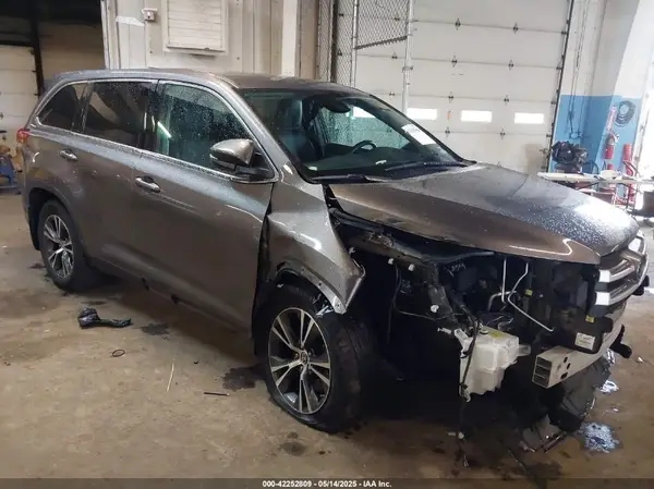 5TDBZRFH7KS728639 2019 TOYOTA HIGHLANDER - Image 1