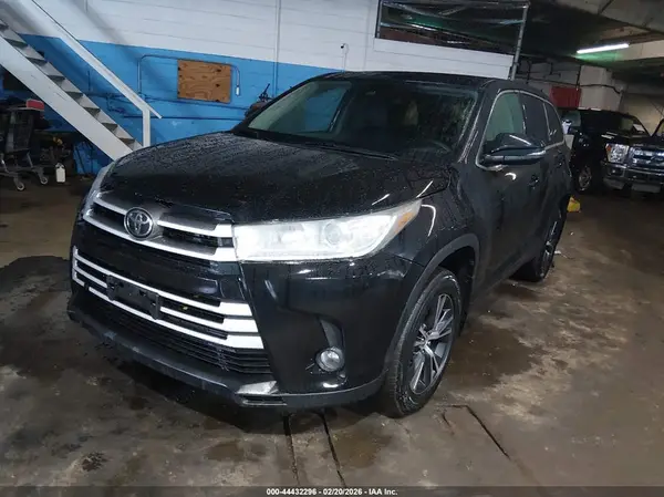 5TDBZRFH7KS918005 2019 TOYOTA HIGHLANDER - Image 2