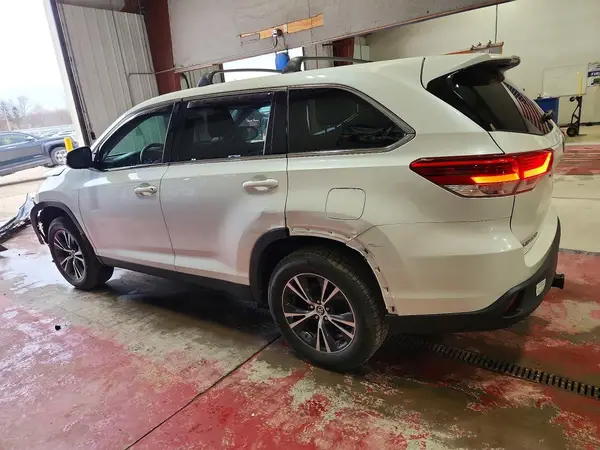 5TDBZRFH7KS945575 2019 TOYOTA HIGHLANDER - Image 2