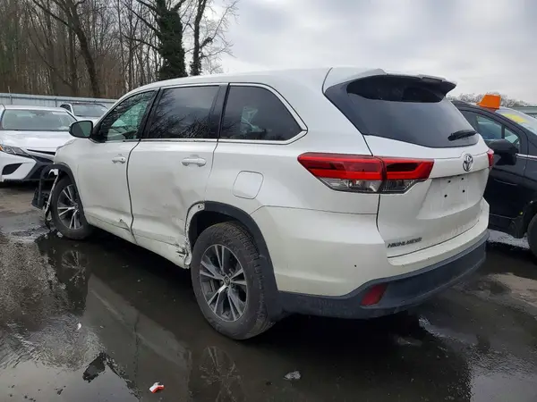 5TDBZRFH8HS384585 2017 TOYOTA HIGHLANDER - Image 2