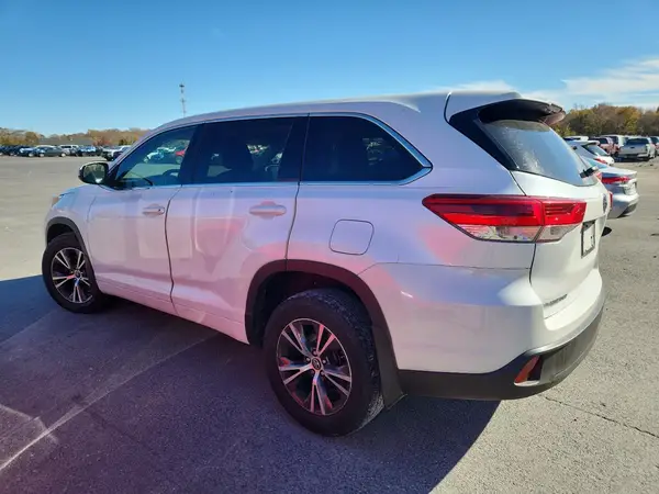 5TDBZRFH8HS385431 2017 TOYOTA HIGHLANDER - Image 2