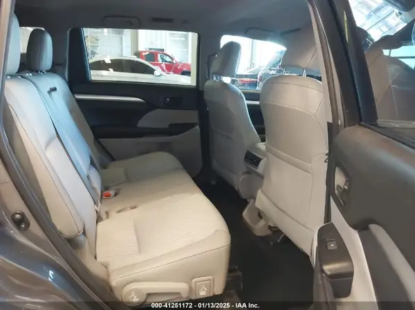 5TDBZRFH8HS397675 2017 TOYOTA HIGHLANDER - Image 8
