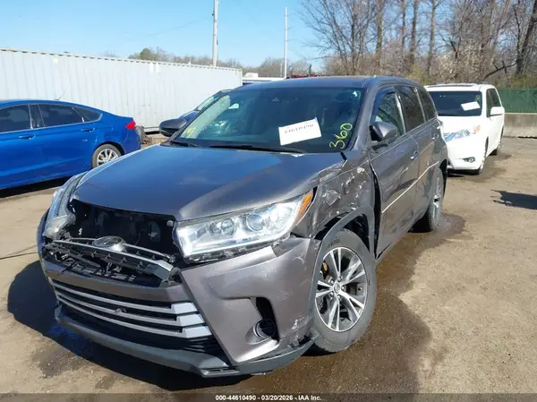 5TDBZRFH8HS421926 2017 TOYOTA HIGHLANDER - Image 2