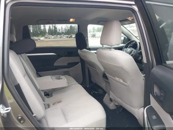 5TDBZRFH8HS429346 2017 TOYOTA HIGHLANDER - Image 8