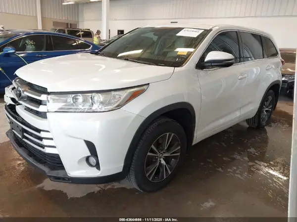 5TDBZRFH8HS432814 2017 TOYOTA HIGHLANDER - Image 2