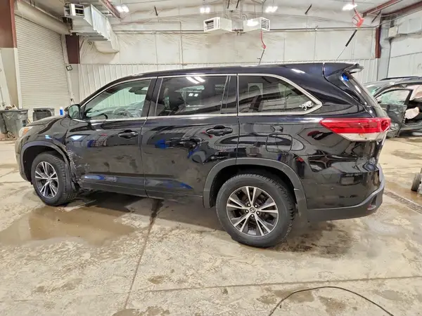 5TDBZRFH8HS466185 2017 TOYOTA HIGHLANDER - Image 2