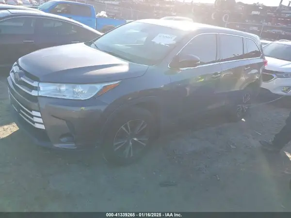 5TDBZRFH8HS472360 2017 TOYOTA HIGHLANDER - Image 2