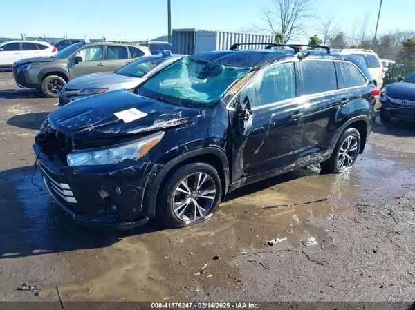 5TDBZRFH8JS486037 2018 TOYOTA HIGHLANDER - Image 2