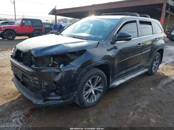 5TDBZRFH8JS491240 2018 TOYOTA HIGHLANDER - Image 2