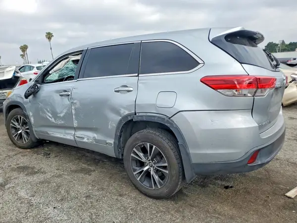 5TDBZRFH8JS807414 2018 TOYOTA HIGHLANDER - Image 2